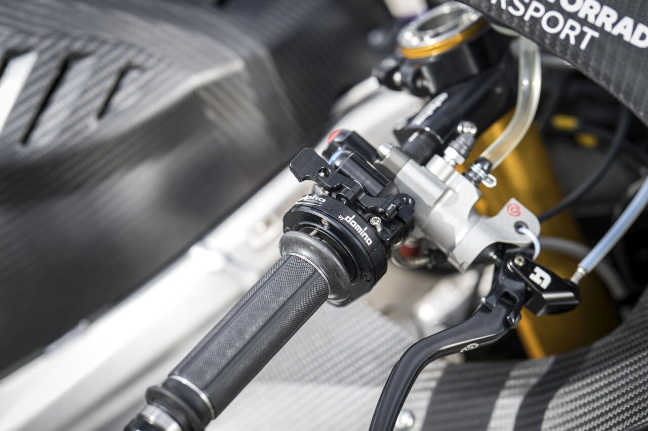 DueruoteTG #238 - Abbiamo guidato in pista la BMW che corre in SBK! 